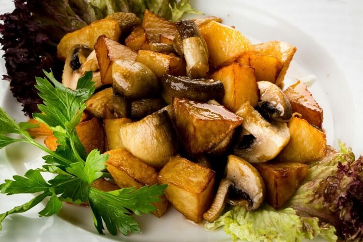 Жаркое по домашнему. С мясом и грибами